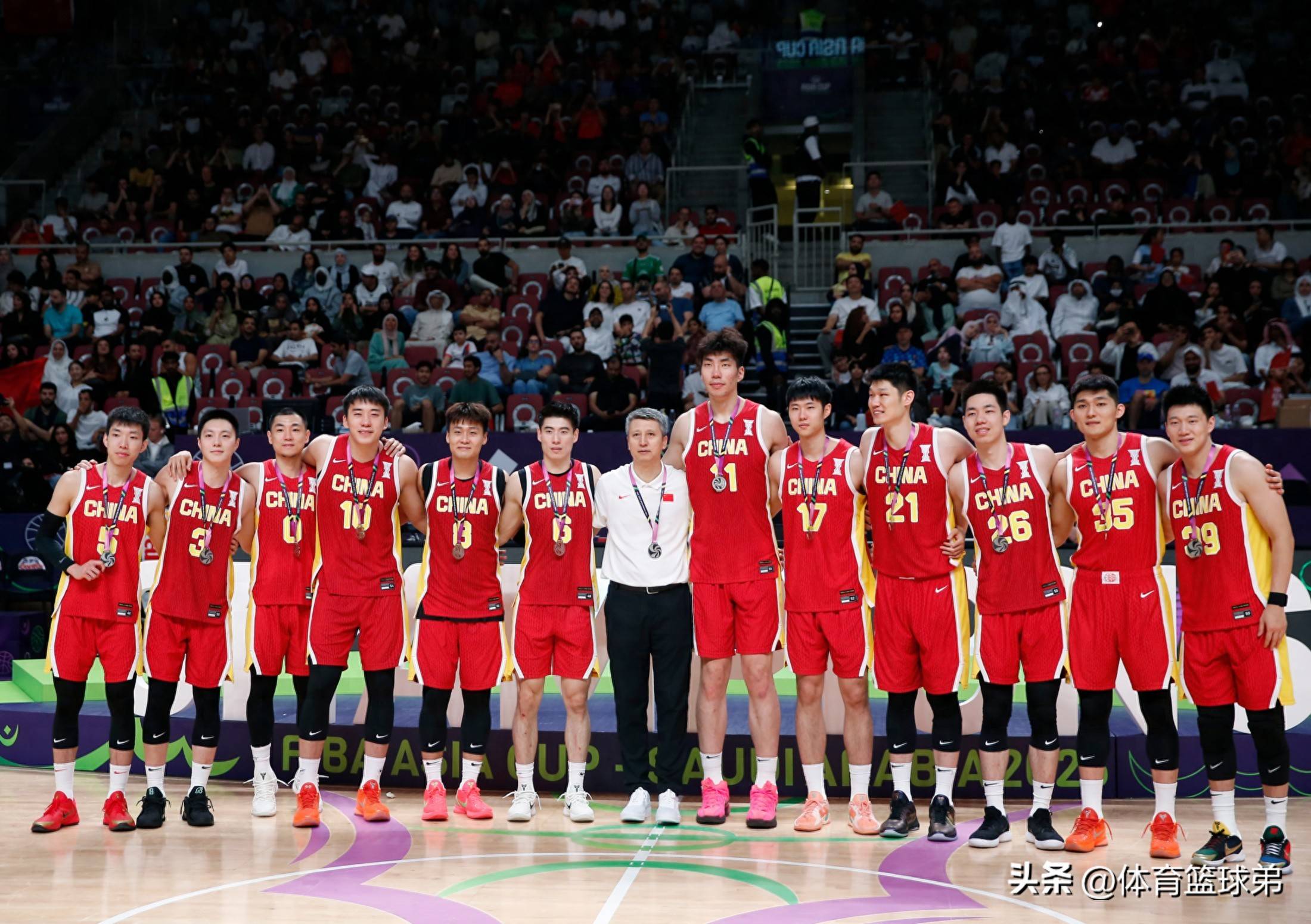 亚博体育官网-今晨欧联焦点战，广厦男篮调整名单，球迷炸锅，团队化学反应显著(中韩球迷互骂)